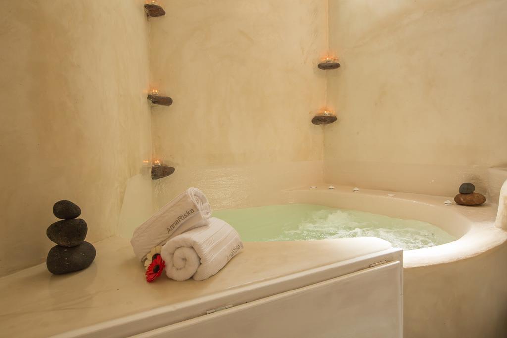 Love Nest With Hot Tub, Hammam & Outdoor Cinema Akrotírion Eksteriør billede